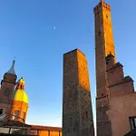 Asinelli Panoramic Rooftop, In Front Of The Two Towers * ボローニャ