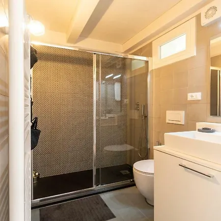 Asinelli Panoramic Rooftop, In Front Of The Two Towers Daire