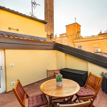 Asinelli Panoramic Rooftop, In Front Of The Two Towers Apartmán