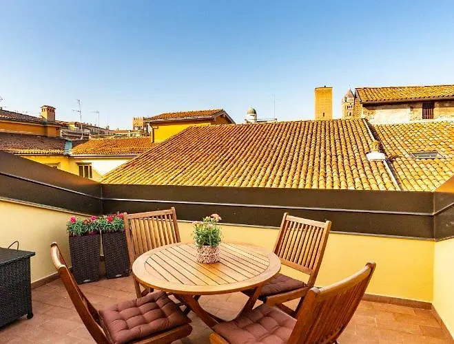 Asinelli Panoramic Rooftop, In Front Of The Two Towers بولونيا