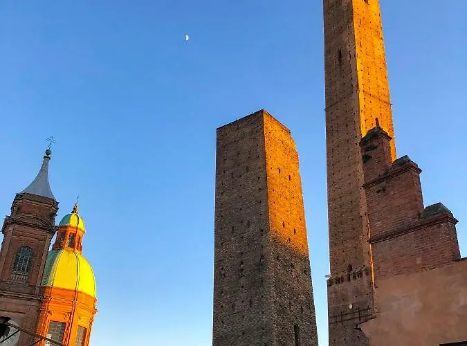 Asinelli Panoramic Rooftop, In Front Of The Two Towers * בולוניה