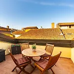 Asinelli Panoramic Rooftop, In Front Of The Two Towers בולוניה