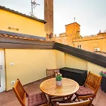 Asinelli Panoramic Rooftop, In Front Of The Two Towers דירה