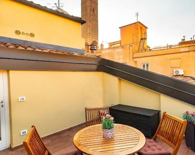 Asinelli Panoramic Rooftop, In Front Of The Two Towers Διαμέρισμα